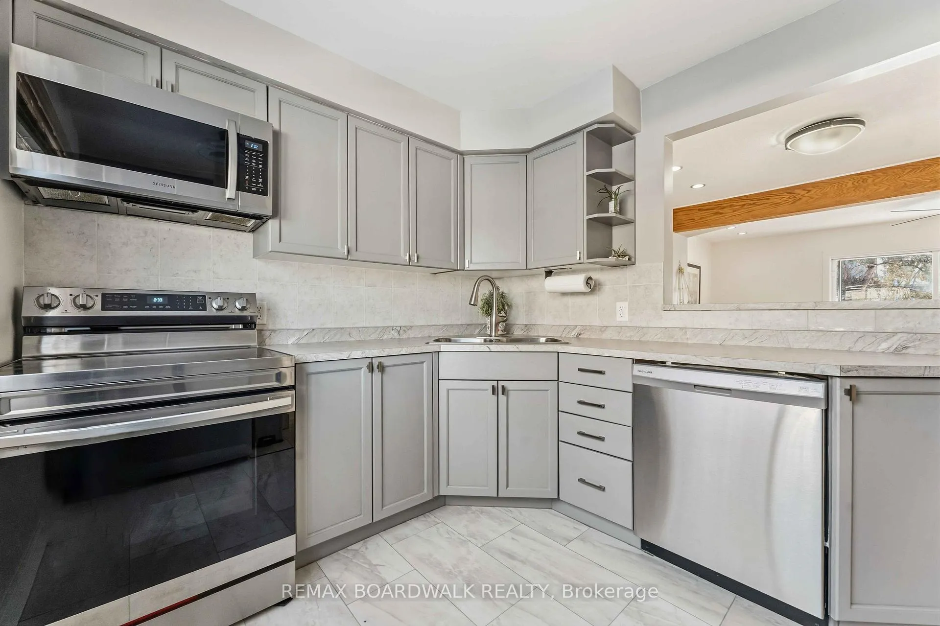 Photo 9 of 13 Corley Private, Ottawa, Heron Gate/Industrial Park — HOMEH