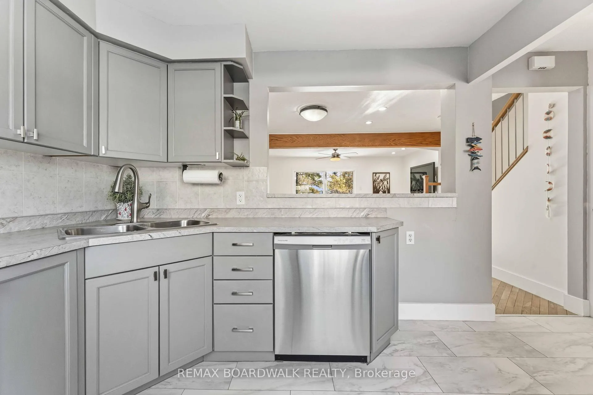 Photo 10 of 13 Corley Private, Ottawa, Heron Gate/Industrial Park — HOMEH