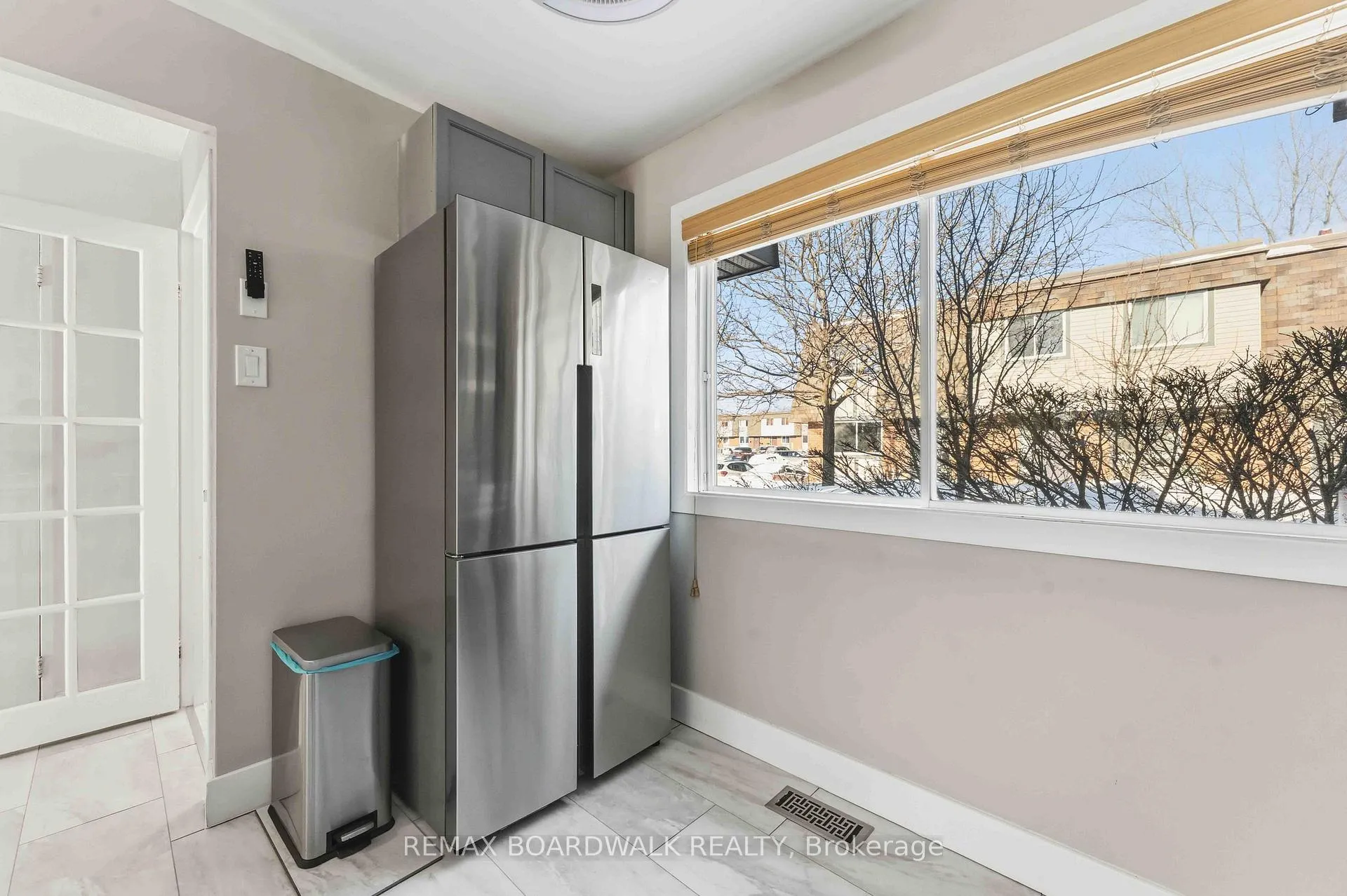 Photo 11 of 13 Corley Private, Ottawa, Heron Gate/Industrial Park — HOMEH