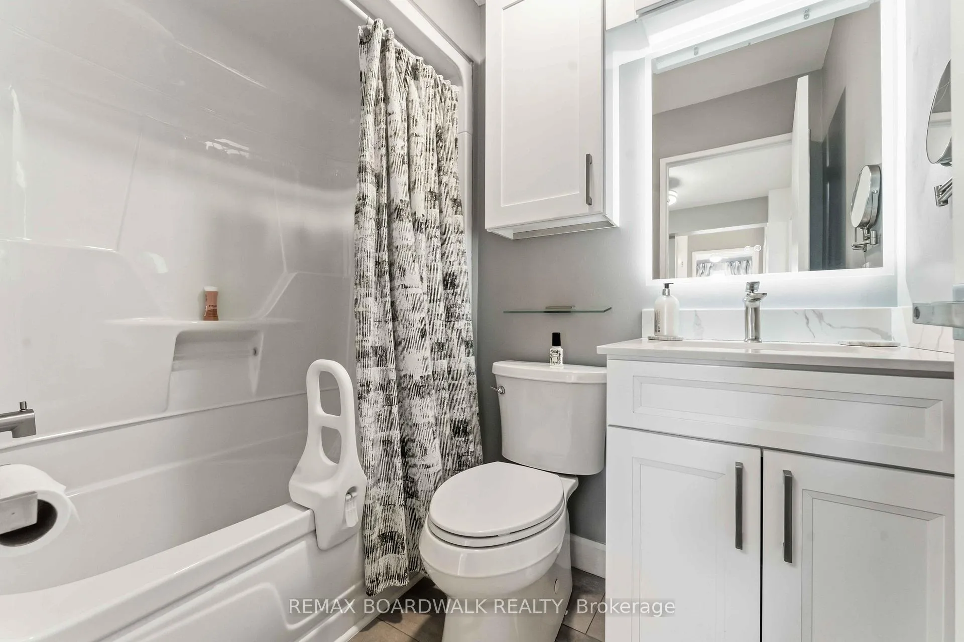 Photo 15 of 13 Corley Private, Ottawa, Heron Gate/Industrial Park — HOMEH