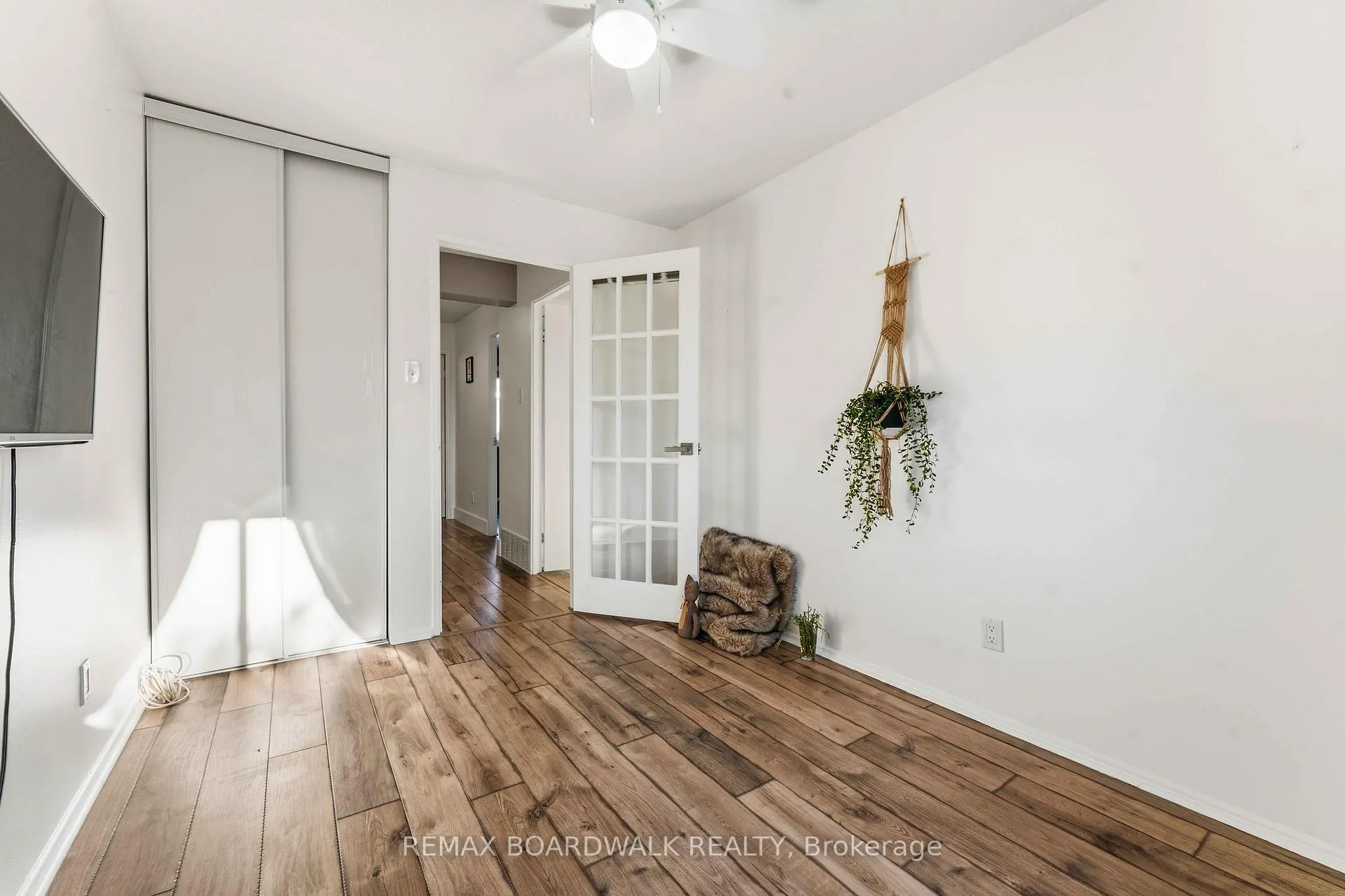 Photo 17 of 13 Corley Private, Ottawa, Heron Gate/Industrial Park — HOMEH