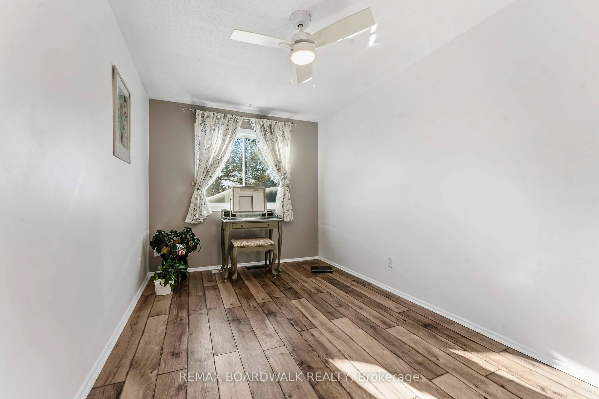 Photo 18 of 13 Corley Private, Ottawa, Heron Gate/Industrial Park — HOMEH