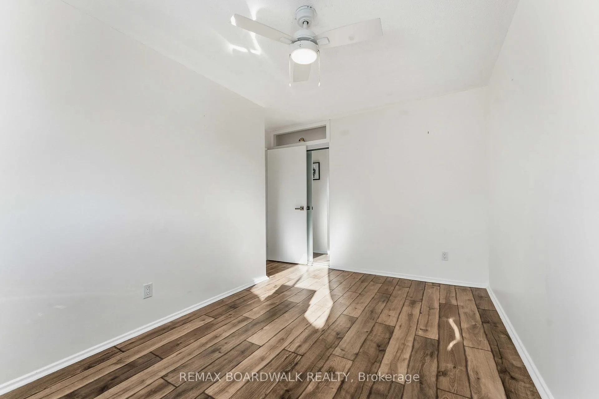 Photo 19 of 13 Corley Private, Ottawa, Heron Gate/Industrial Park — HOMEH