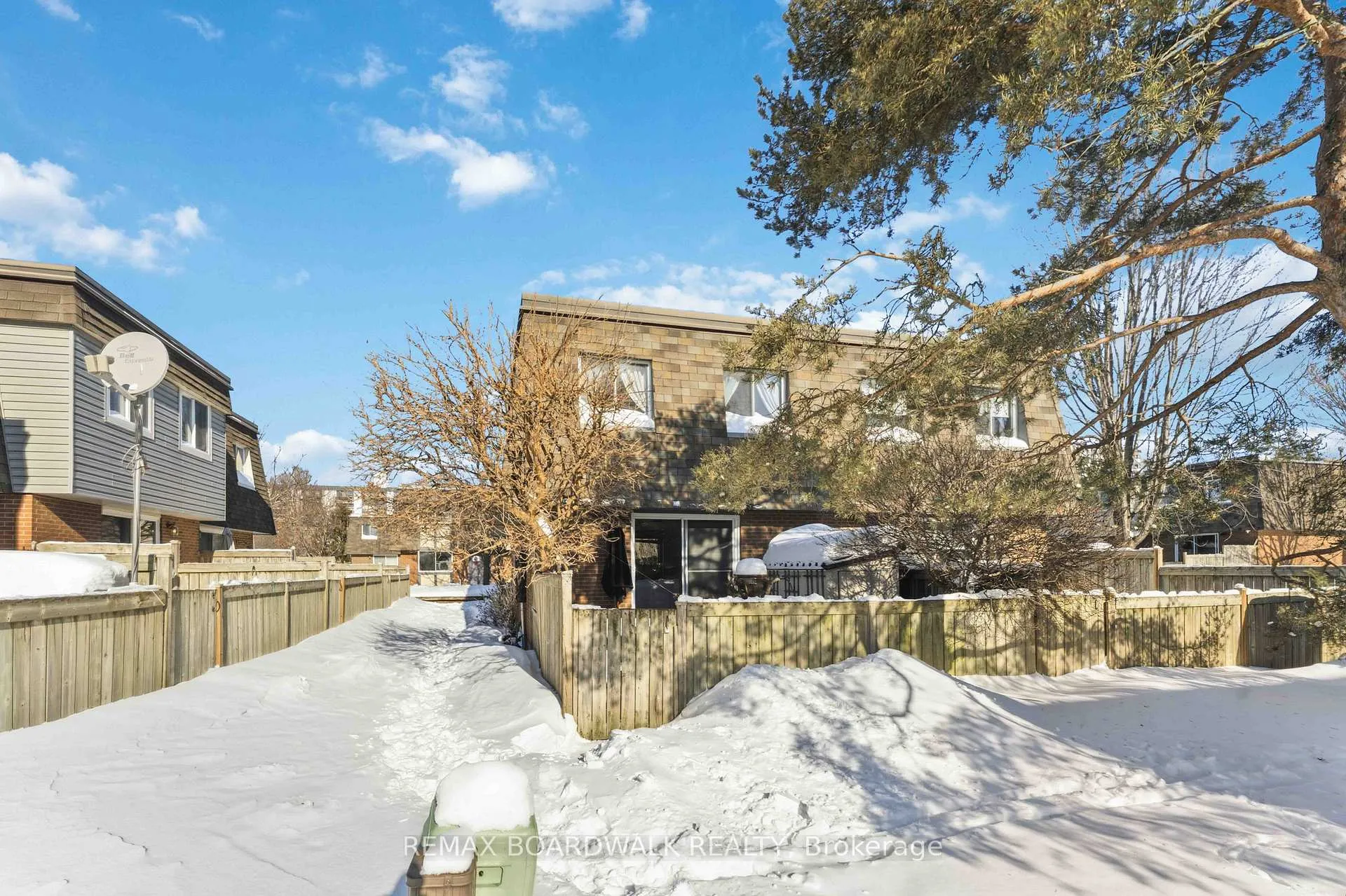 Photo 24 of 13 Corley Private, Ottawa, Heron Gate/Industrial Park — HOMEH