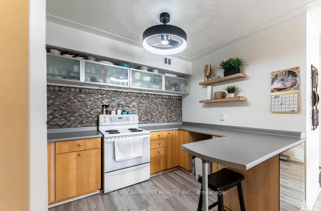 Photo 6 of Unit 508, 8 Woodman Drive S, Hamilton, Corman — HOMEH