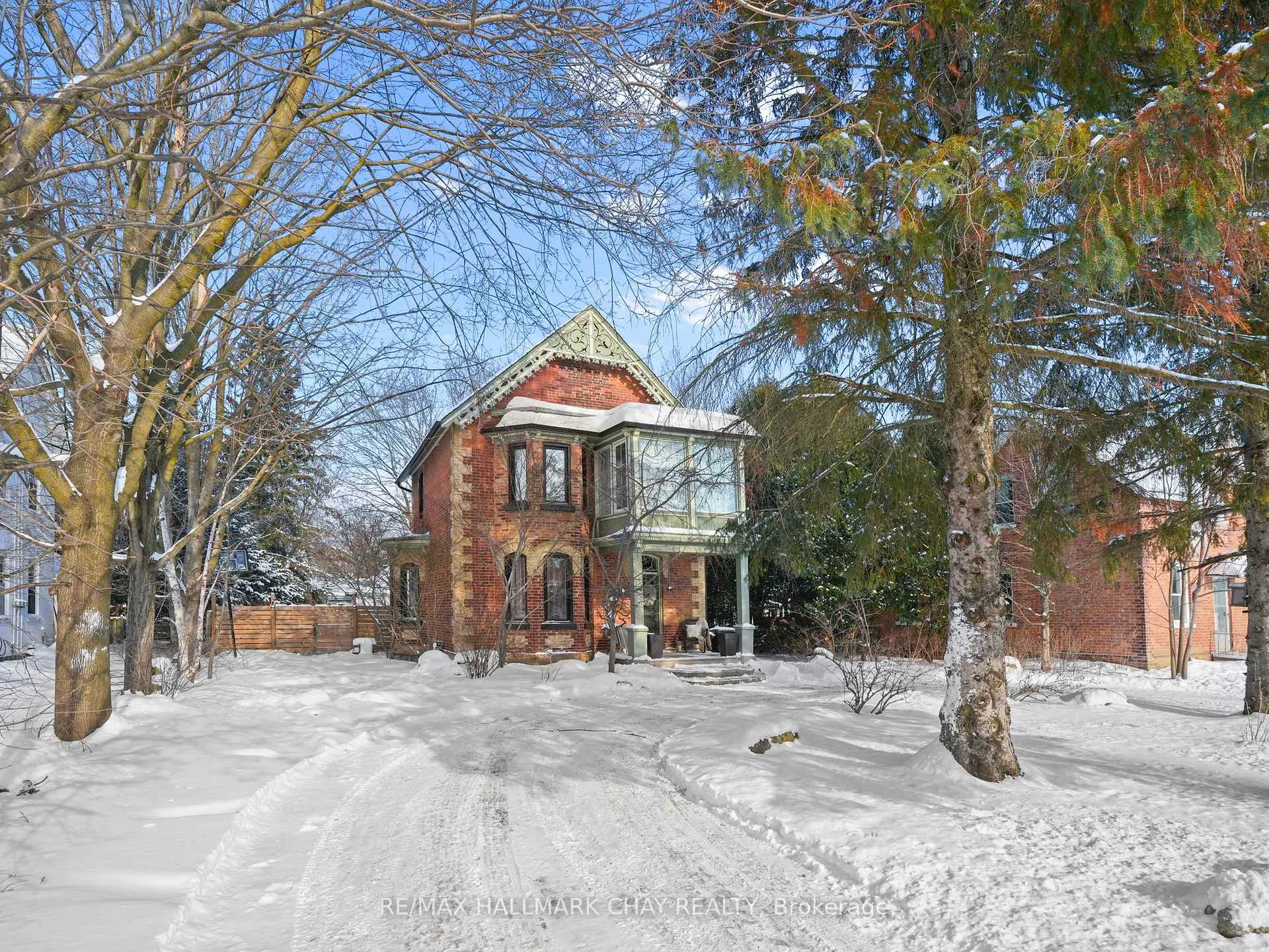 Front of 134 Victoria Street E