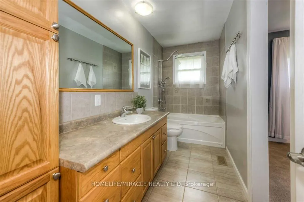 Photo 13 of 34 Hudson Crescent, Kitchener — HOMEH
