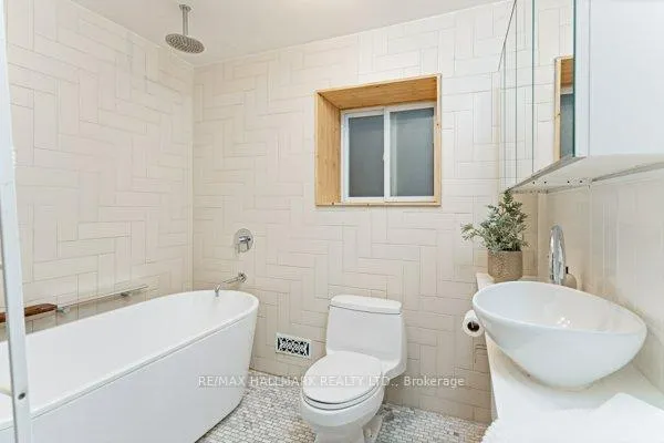 Photo 13 of Unit Upper, 736 Woodbine Avenue, Toronto, Woodbine Corridor — HOMEH