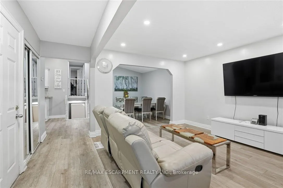 Photo 7 of 5 Twinoaks Crescent, Hamilton, Stoney Creek Mountain — HOMEH