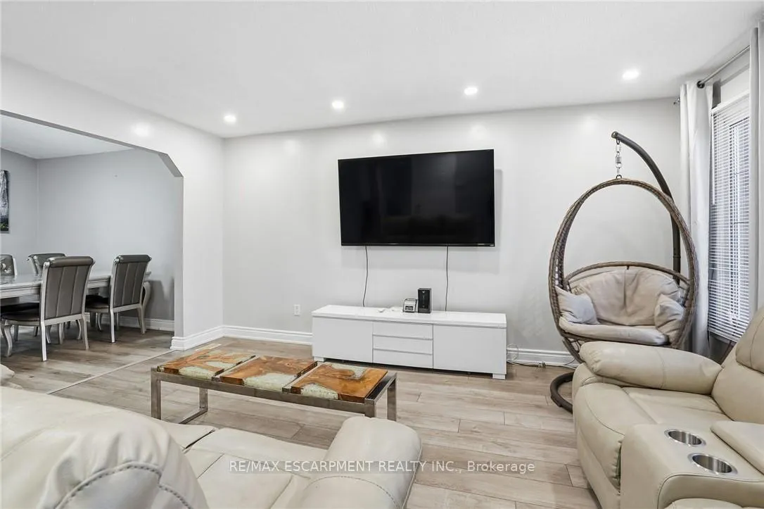 Photo 8 of 5 Twinoaks Crescent, Hamilton, Stoney Creek Mountain — HOMEH