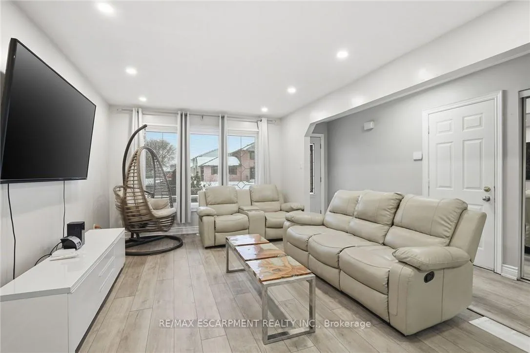 Photo 9 of 5 Twinoaks Crescent, Hamilton, Stoney Creek Mountain — HOMEH