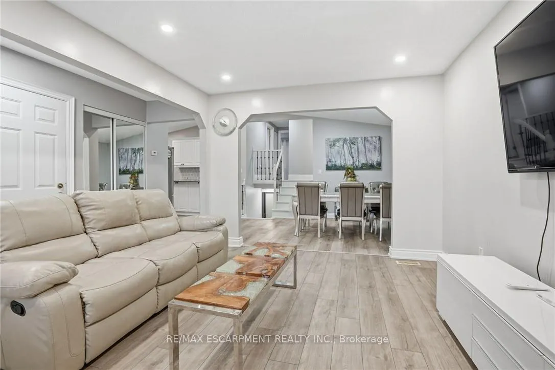 Photo 10 of 5 Twinoaks Crescent, Hamilton, Stoney Creek Mountain — HOMEH