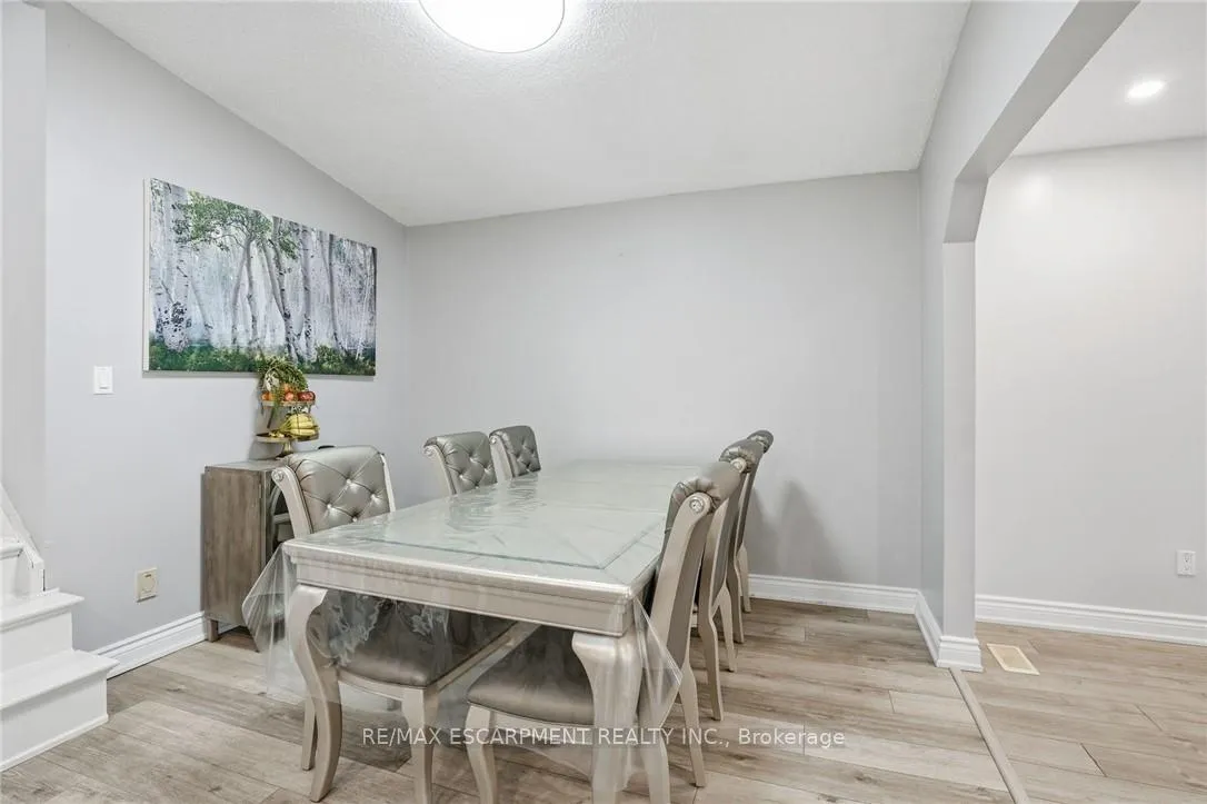 Photo 12 of 5 Twinoaks Crescent, Hamilton, Stoney Creek Mountain — HOMEH