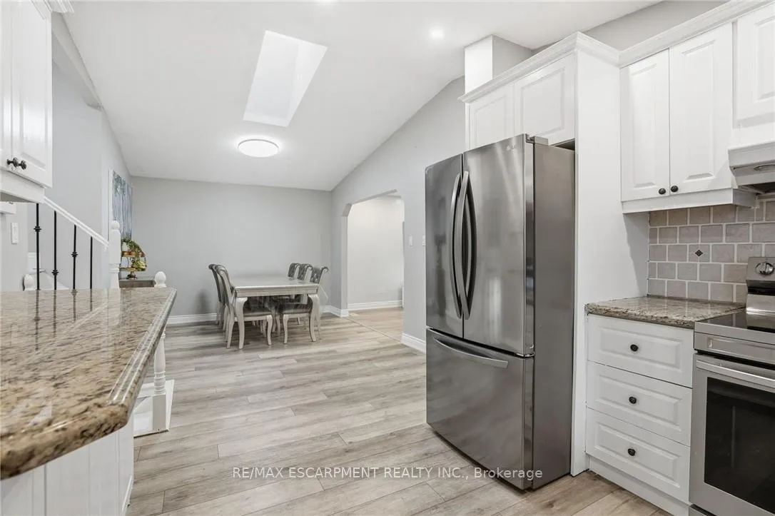 Photo 16 of 5 Twinoaks Crescent, Hamilton, Stoney Creek Mountain — HOMEH