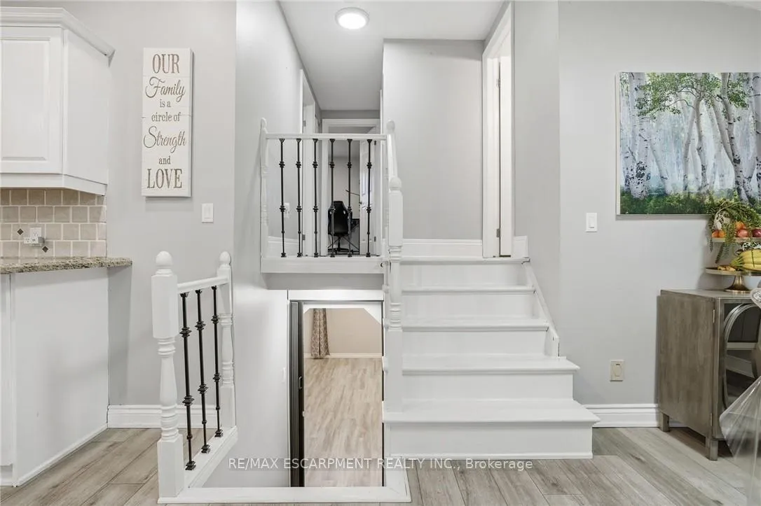 Photo 17 of 5 Twinoaks Crescent, Hamilton, Stoney Creek Mountain — HOMEH