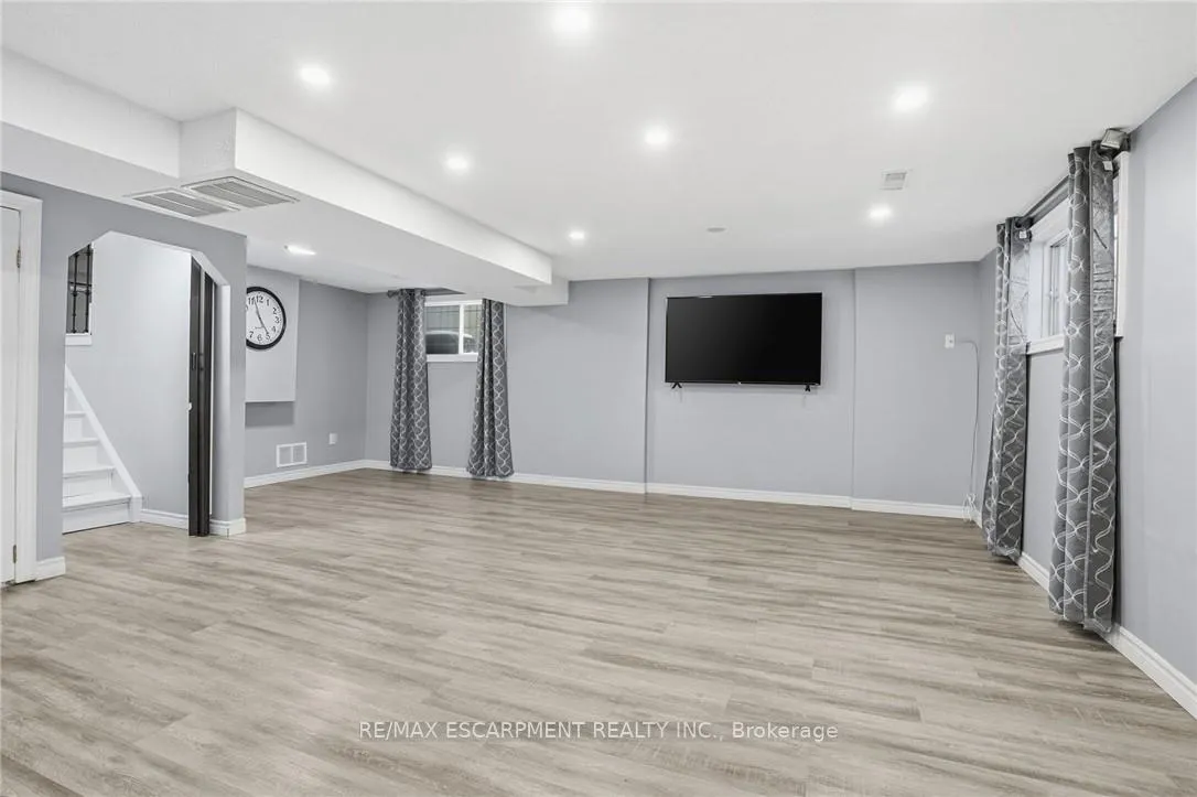 Photo 31 of 5 Twinoaks Crescent, Hamilton, Stoney Creek Mountain — HOMEH