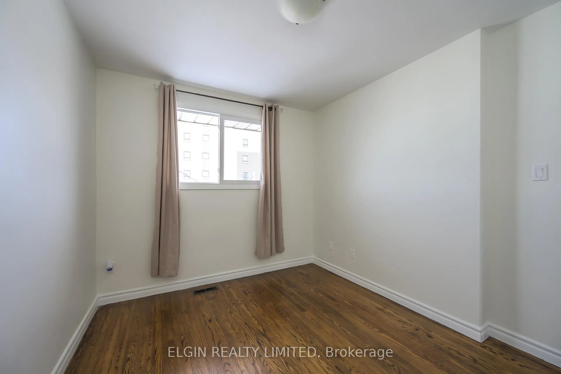 Photo 10 of 432 Forest Avenue, St. Thomas — HOMEH