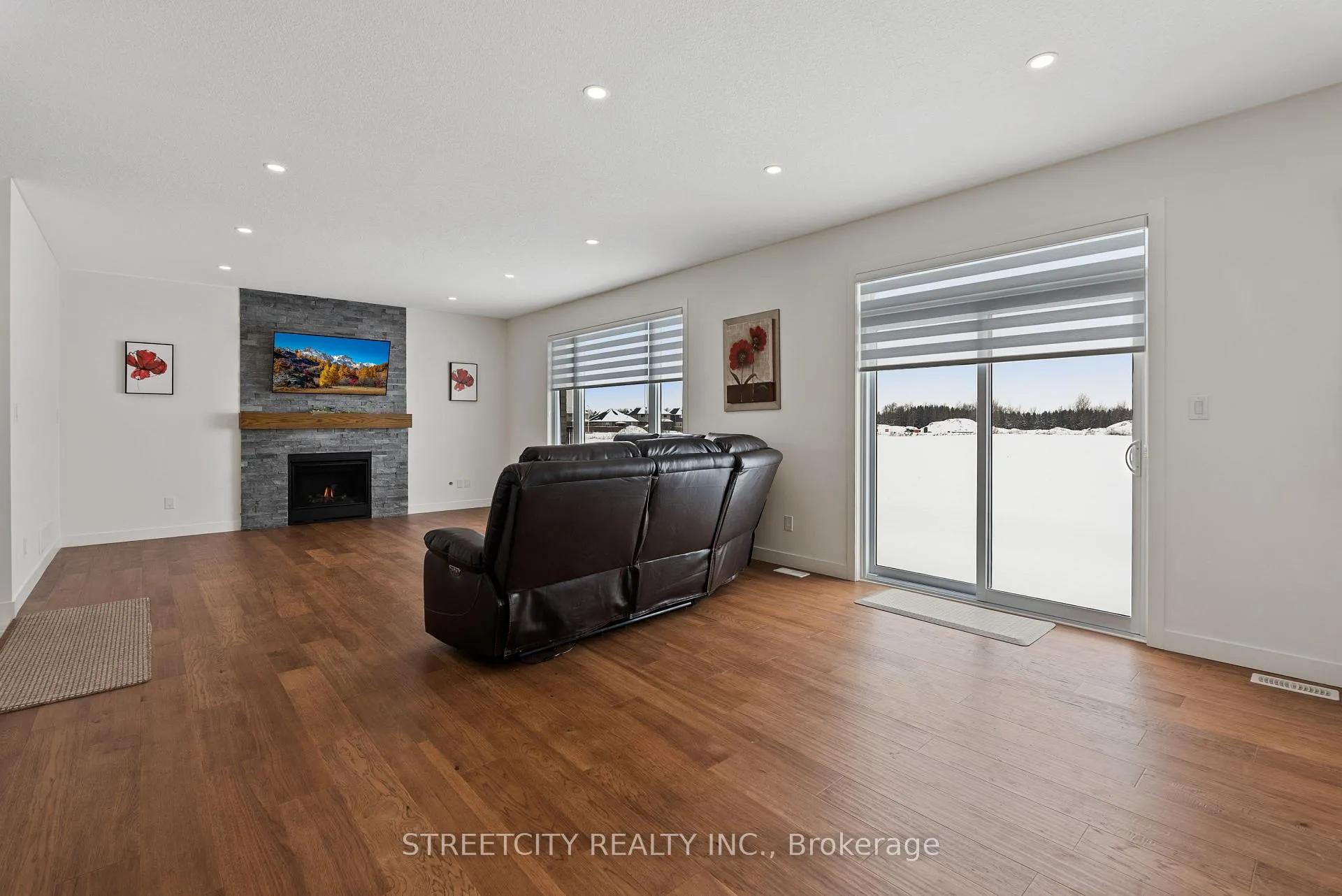 Photo 10 of 104 Jefferson Street W, Lucan Biddulph, Lucan — HOMEH