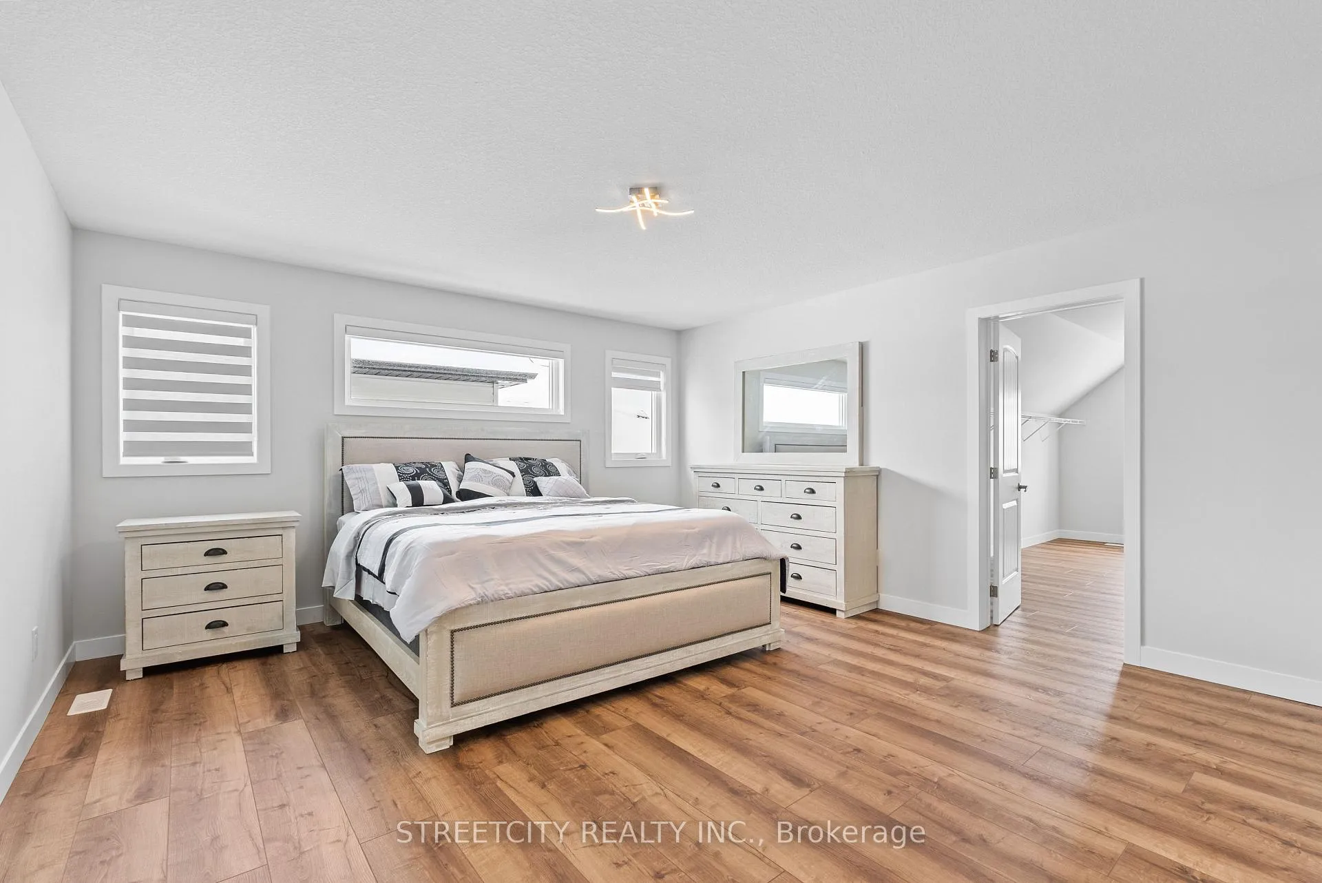 Photo 21 of 104 Jefferson Street W, Lucan Biddulph, Lucan — HOMEH
