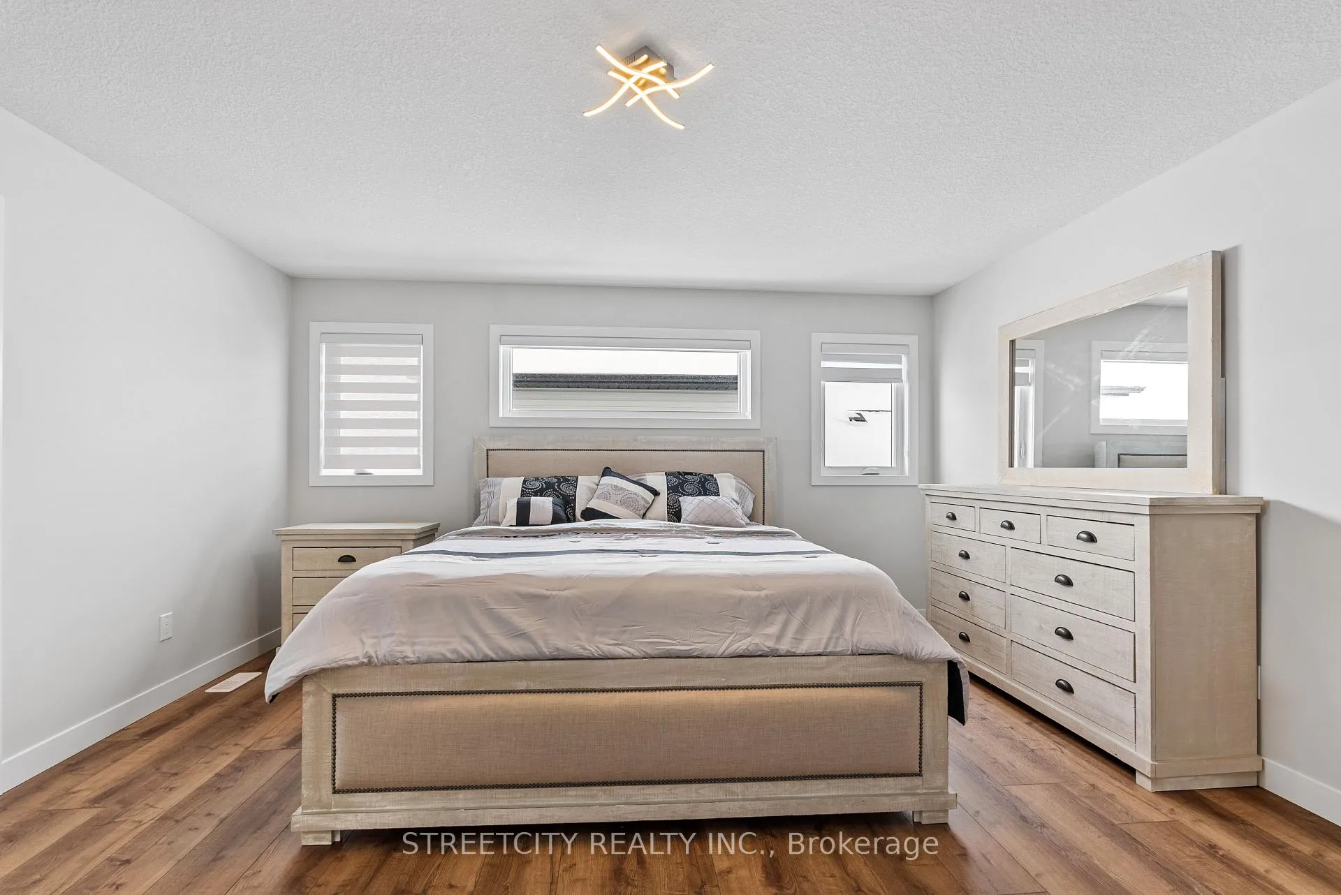 Photo 22 of 104 Jefferson Street W, Lucan Biddulph, Lucan — HOMEH