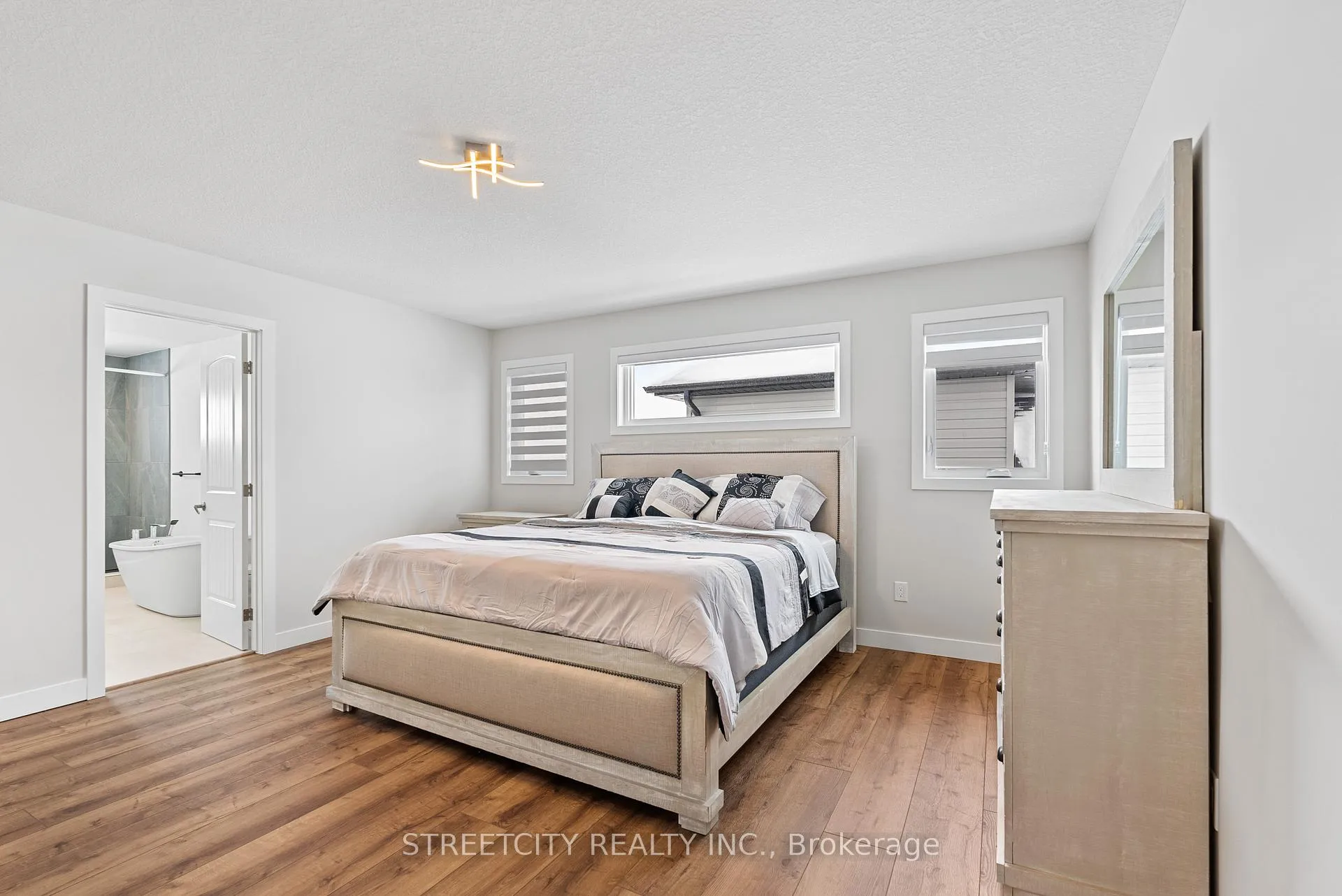 Photo 23 of 104 Jefferson Street W, Lucan Biddulph, Lucan — HOMEH