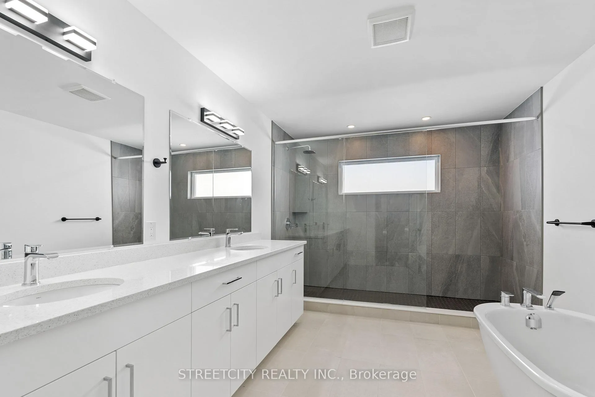 Photo 25 of 104 Jefferson Street W, Lucan Biddulph, Lucan — HOMEH