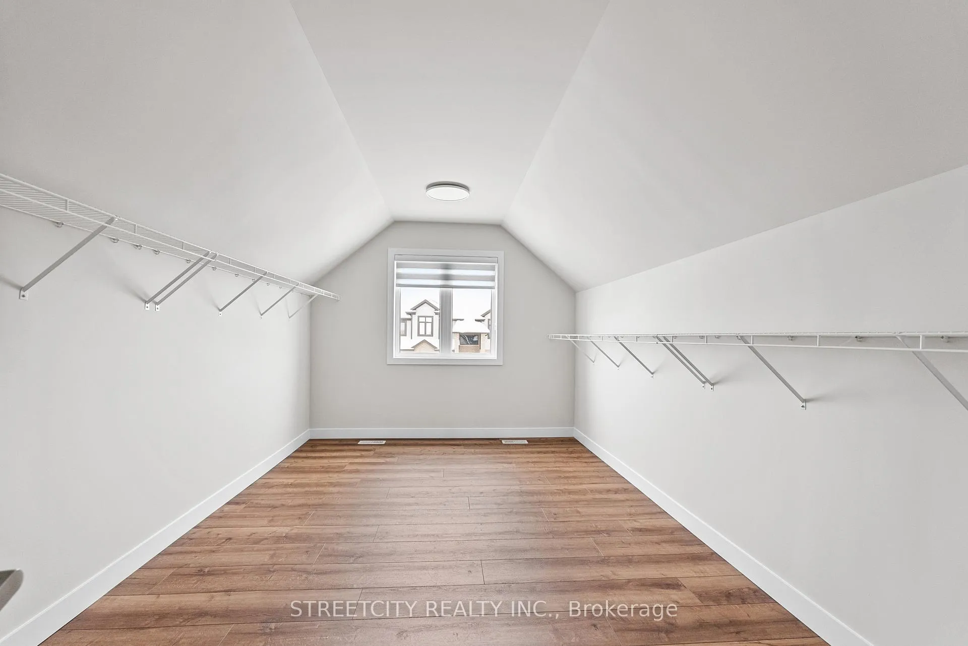 Photo 29 of 104 Jefferson Street W, Lucan Biddulph, Lucan — HOMEH