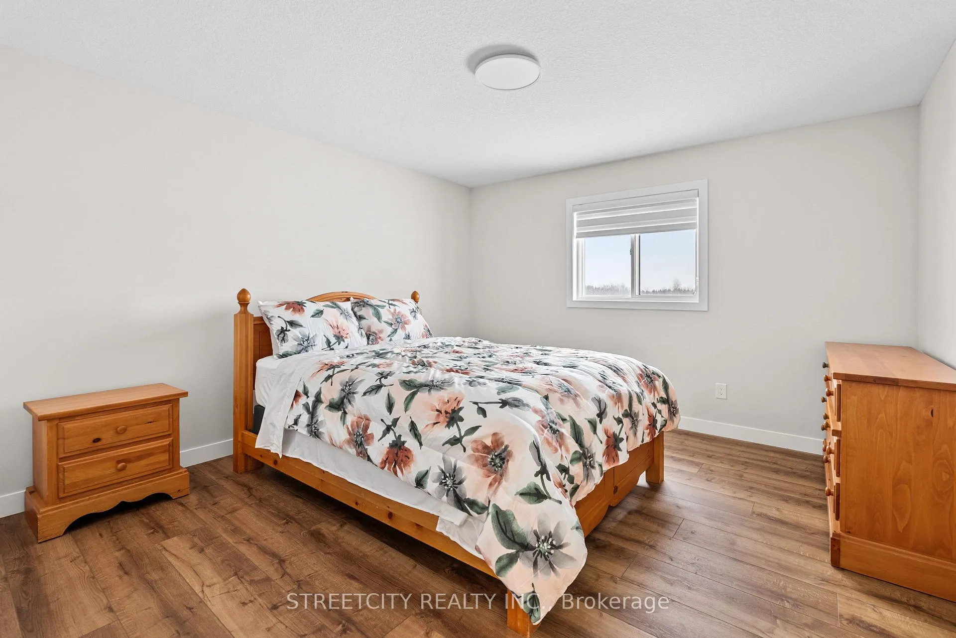 Photo 30 of 104 Jefferson Street W, Lucan Biddulph, Lucan — HOMEH