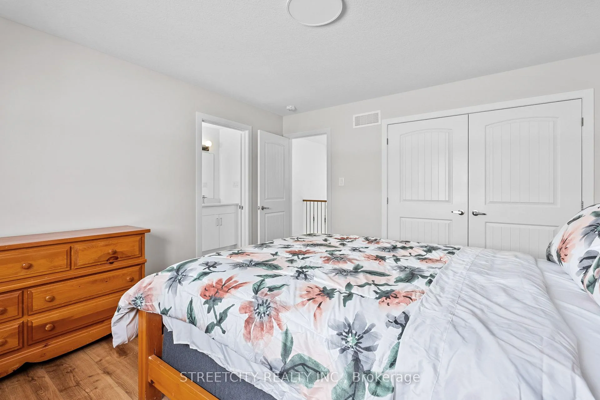 Photo 31 of 104 Jefferson Street W, Lucan Biddulph, Lucan — HOMEH