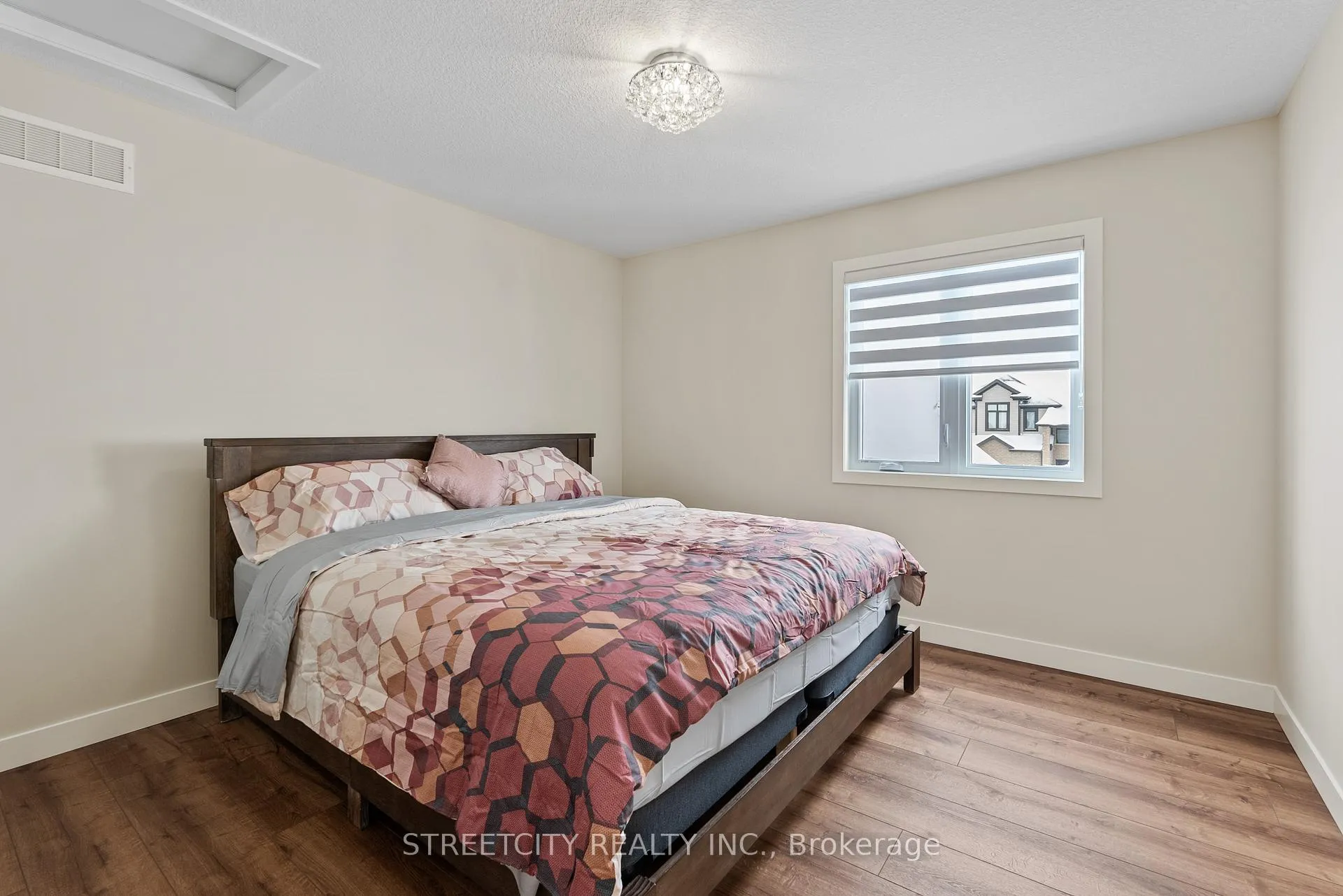 Photo 35 of 104 Jefferson Street W, Lucan Biddulph, Lucan — HOMEH