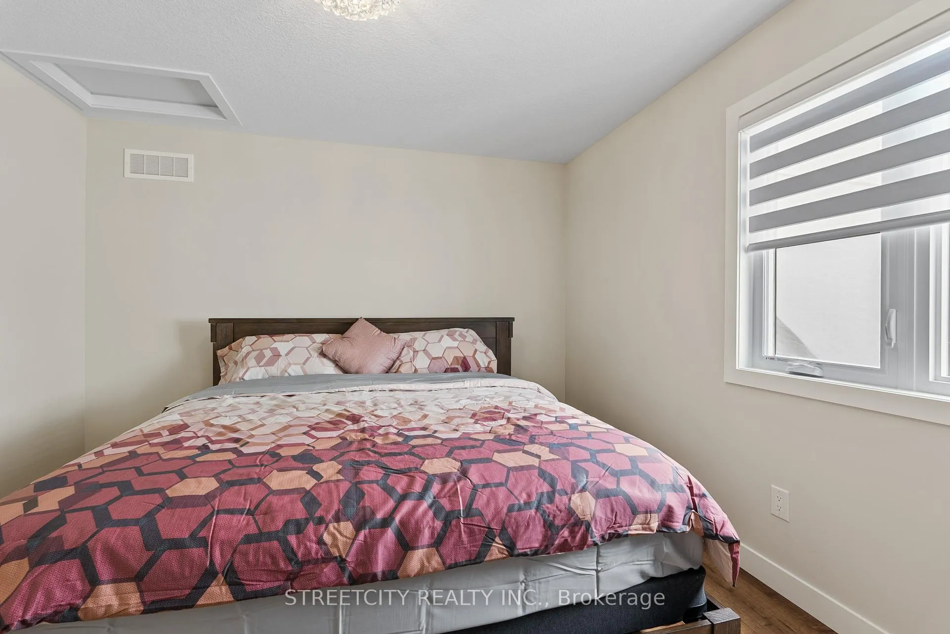 Photo 36 of 104 Jefferson Street W, Lucan Biddulph, Lucan — HOMEH