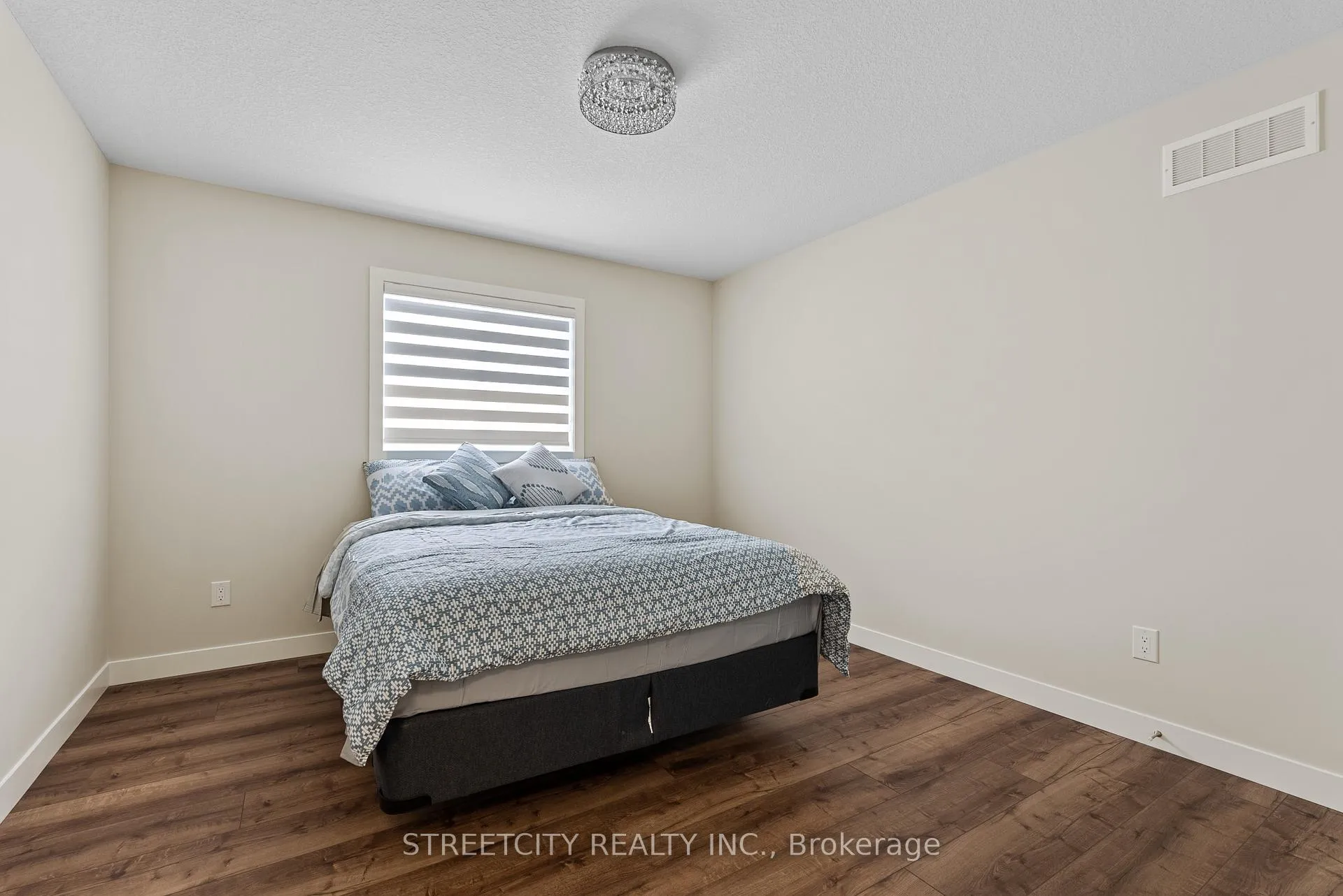Photo 37 of 104 Jefferson Street W, Lucan Biddulph, Lucan — HOMEH