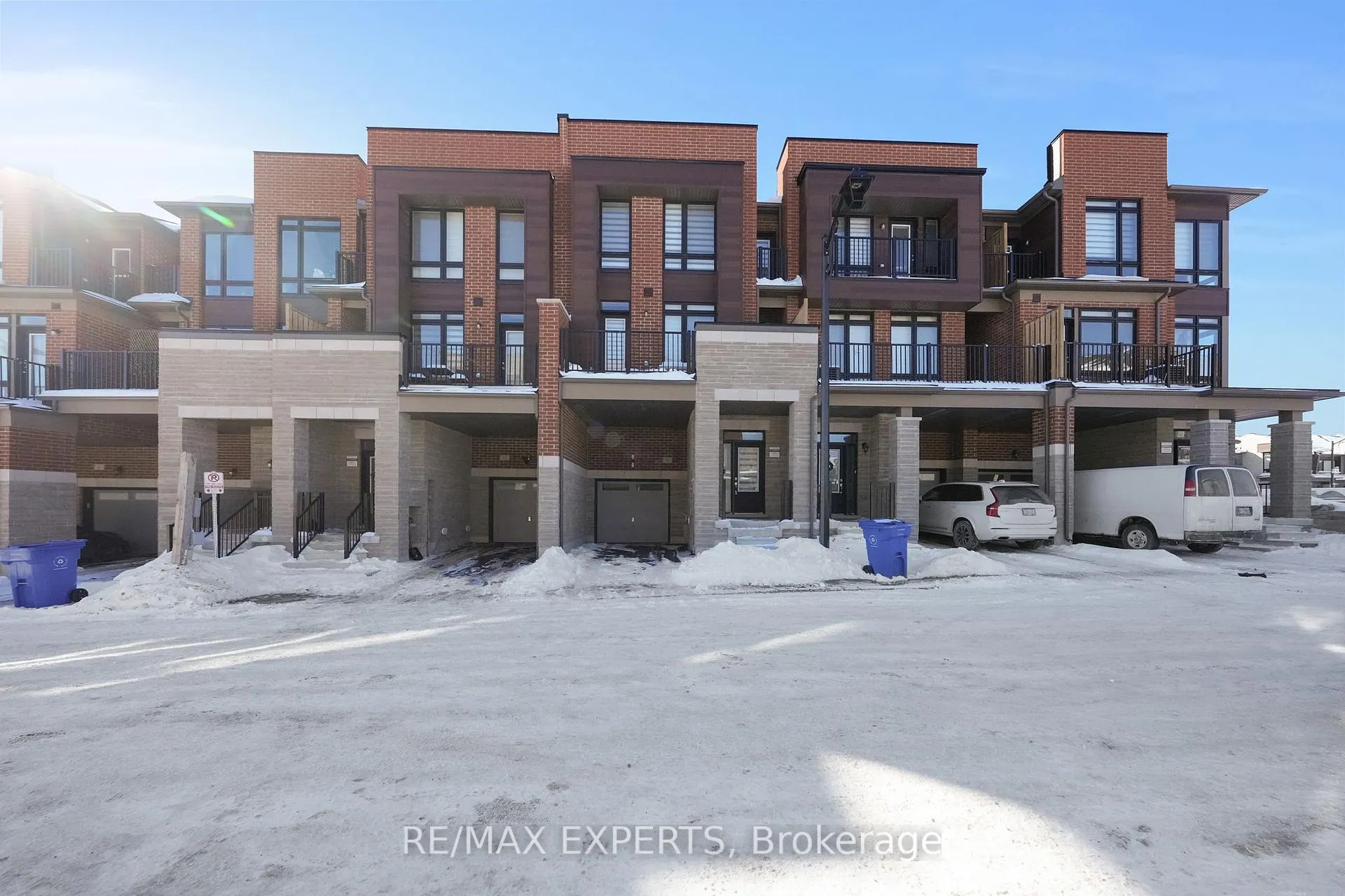 Photo 2 of 16 Griffith Street, Aurora, Bayview Northeast — HOMEH