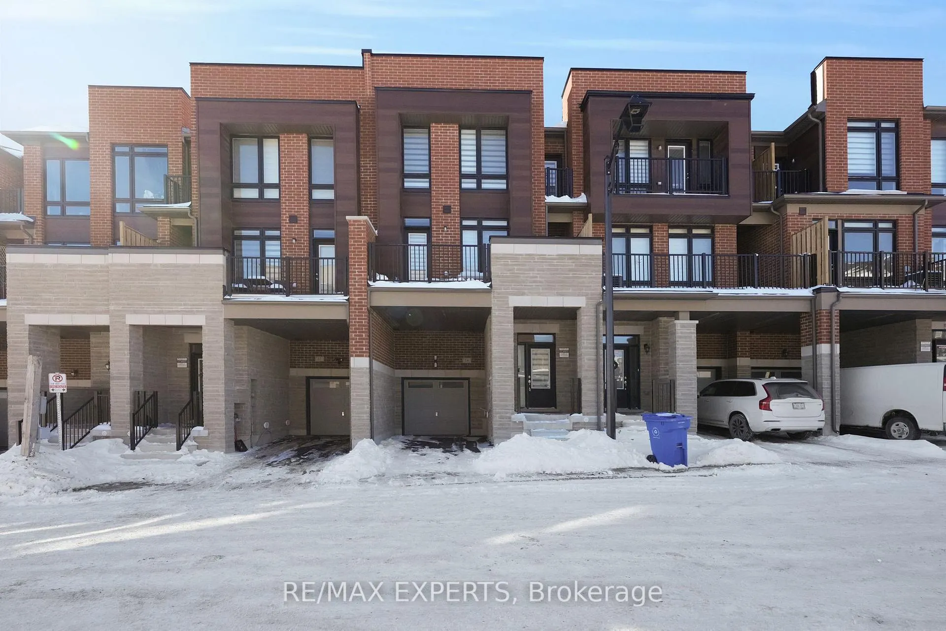 Photo 3 of 16 Griffith Street, Aurora, Bayview Northeast — HOMEH