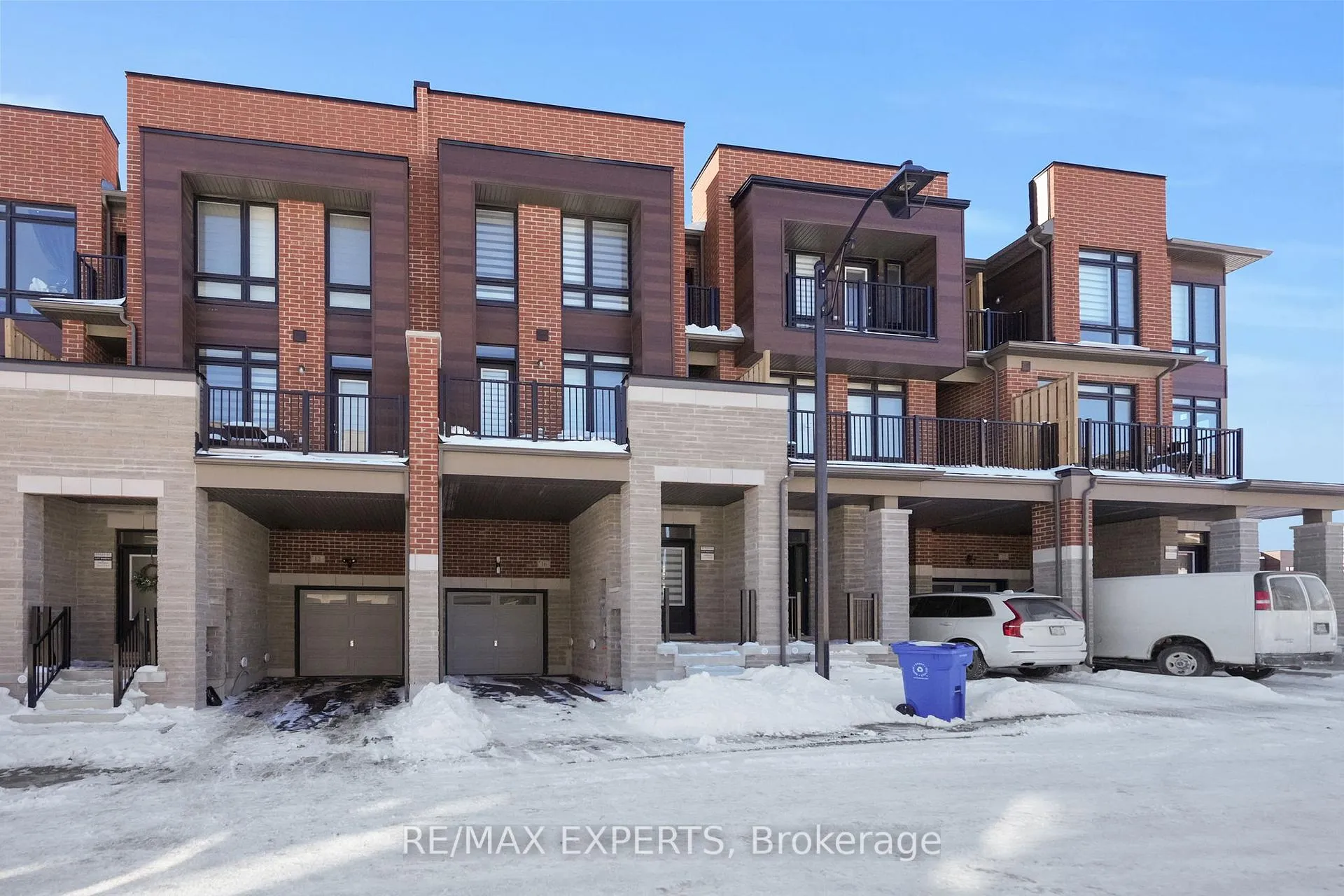 Photo 4 of 16 Griffith Street, Aurora, Bayview Northeast — HOMEH