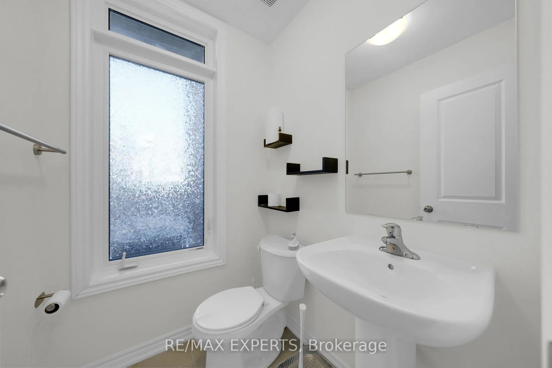 Photo 18 of 16 Griffith Street, Aurora, Bayview Northeast — HOMEH