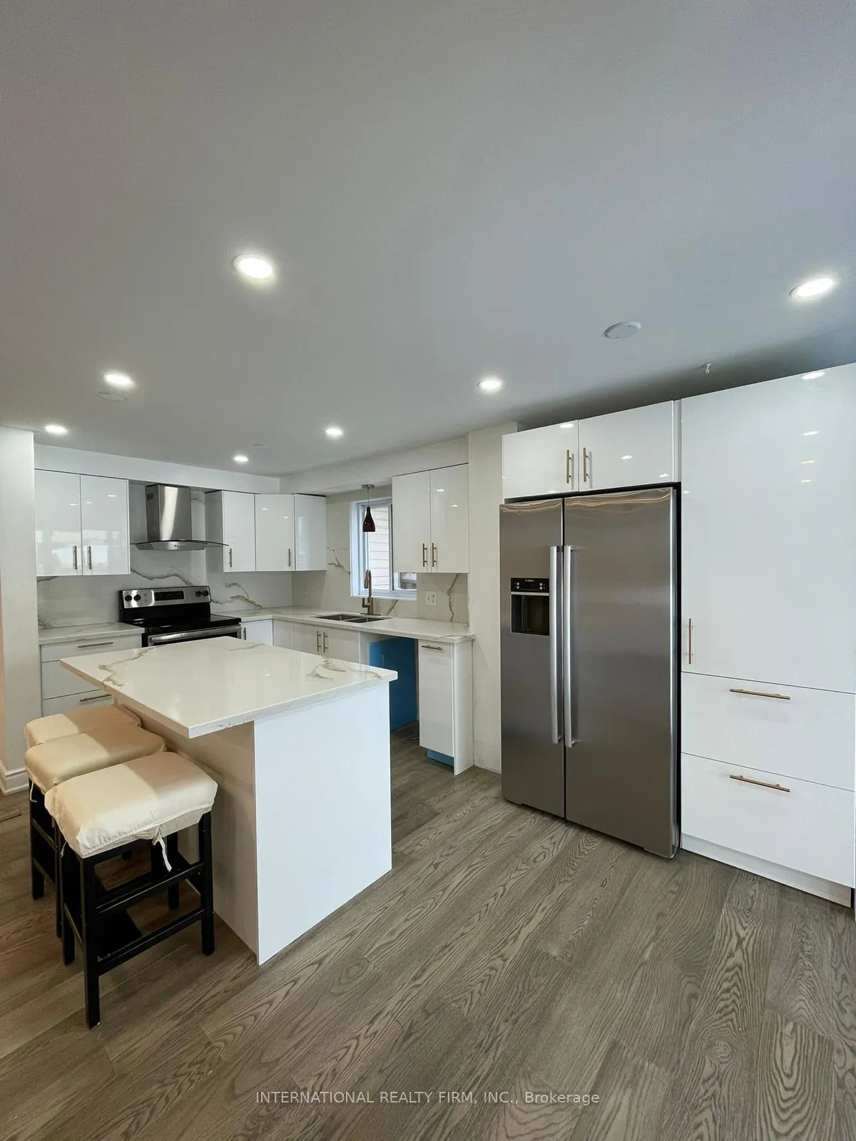 Photo 7 of 63 Wessenger Drive, Barrie, Holly — HOMEH