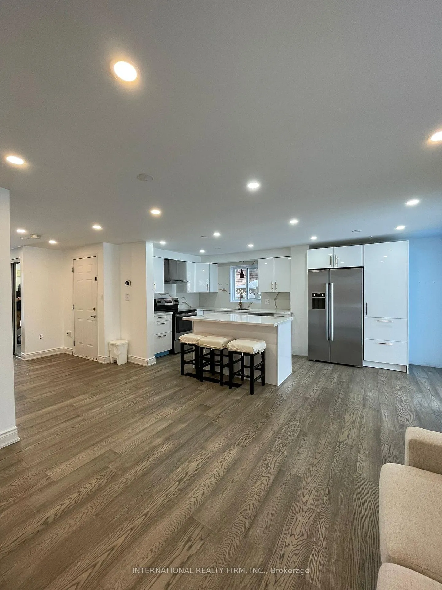 Photo 10 of 63 Wessenger Drive, Barrie, Holly — HOMEH