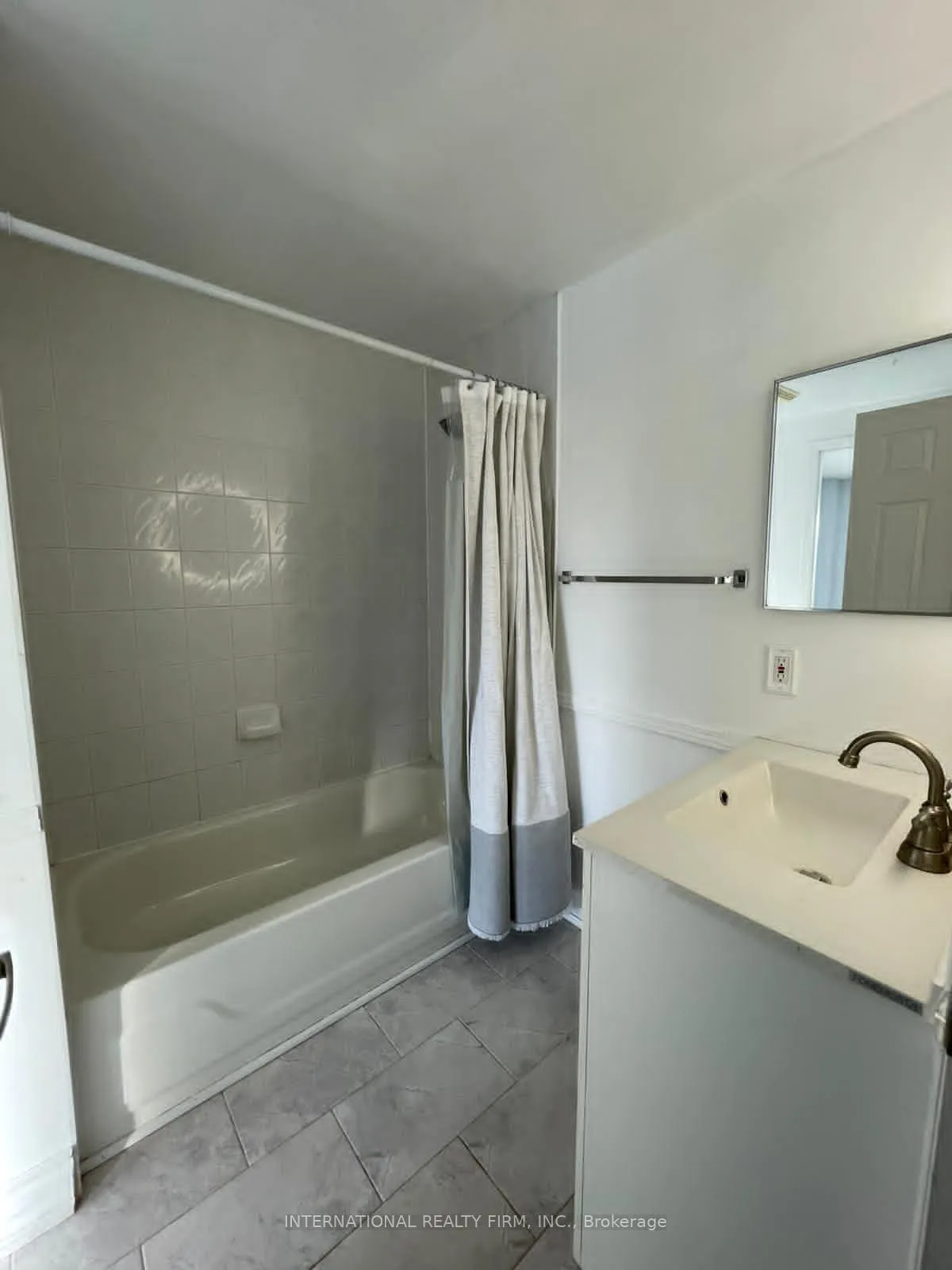 Photo 19 of 63 Wessenger Drive, Barrie, Holly — HOMEH