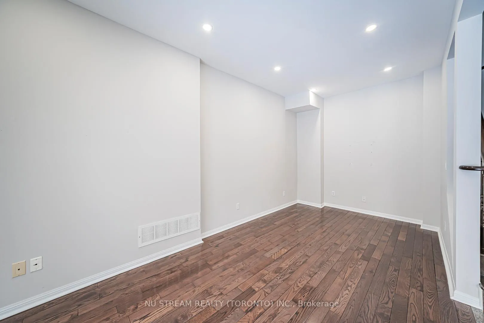Photo 4 of Unit 5, 7 St Moritz Way, Markham, Unionville — HOMEH