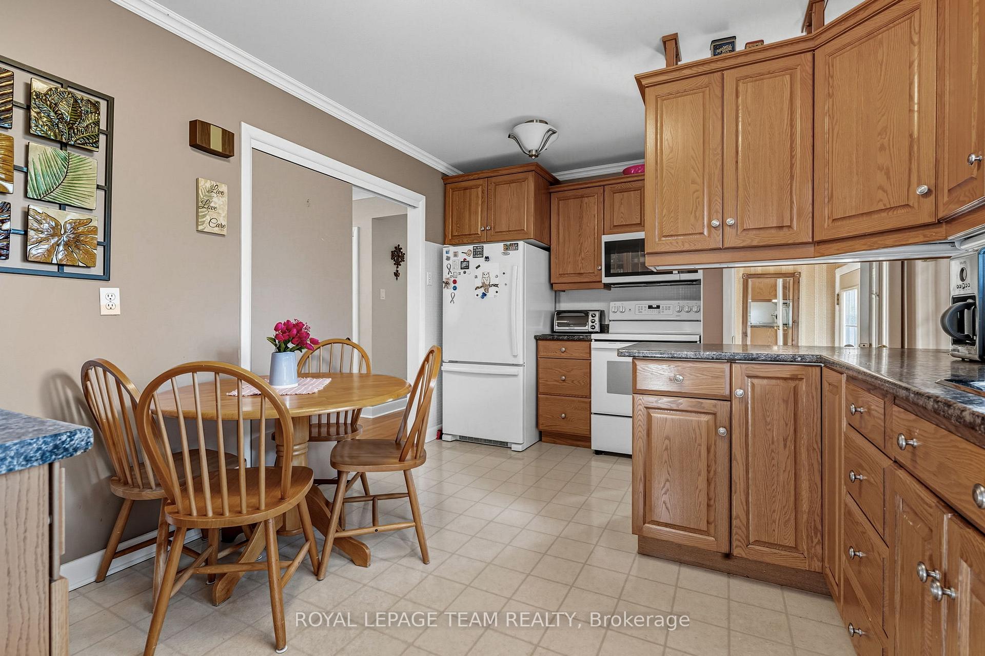 Photo 12 of 98 Starwood Road, Ottawa, Meadowlands/St. Claire Gardens — HOMEH