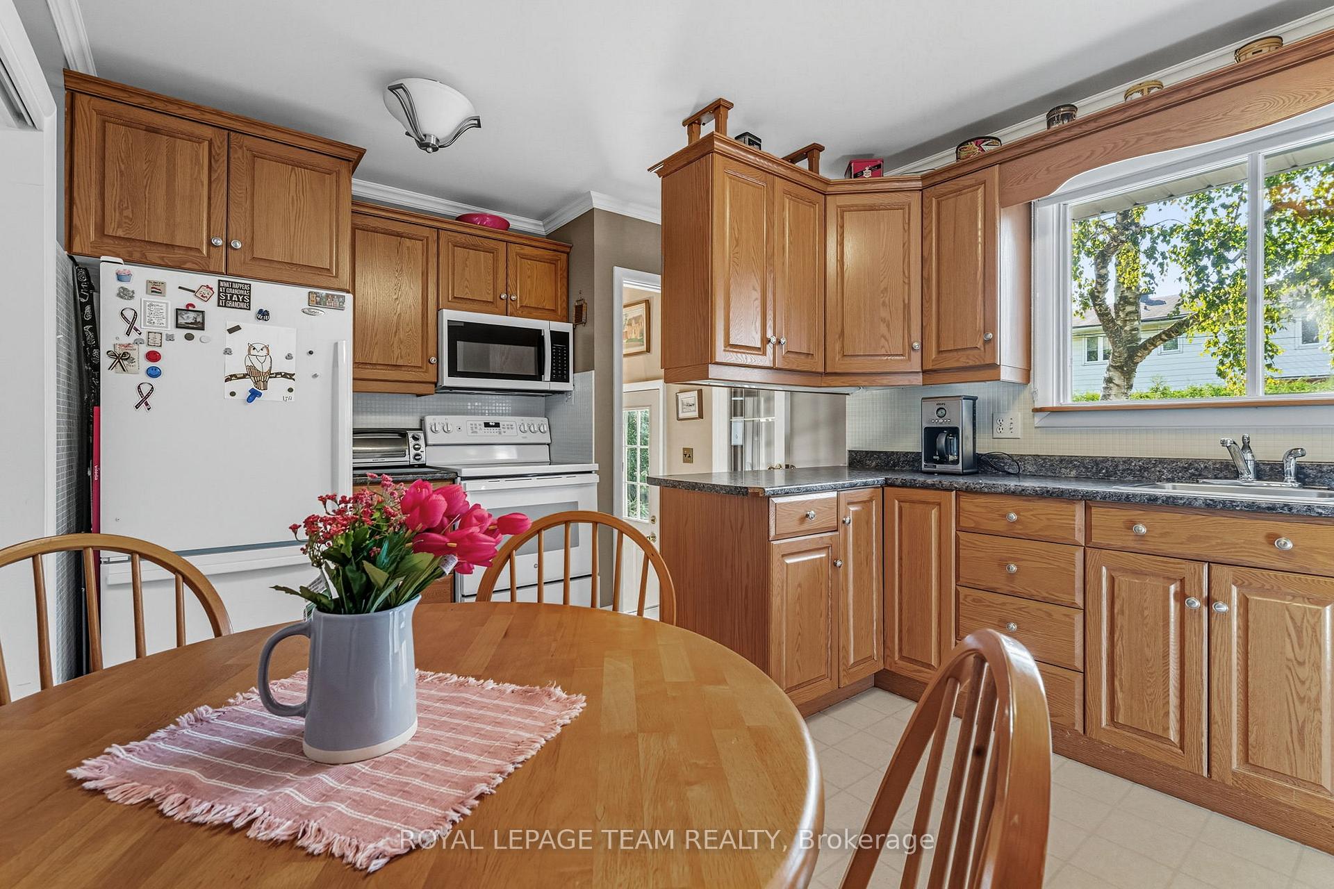 Photo 15 of 98 Starwood Road, Ottawa, Meadowlands/St. Claire Gardens — HOMEH