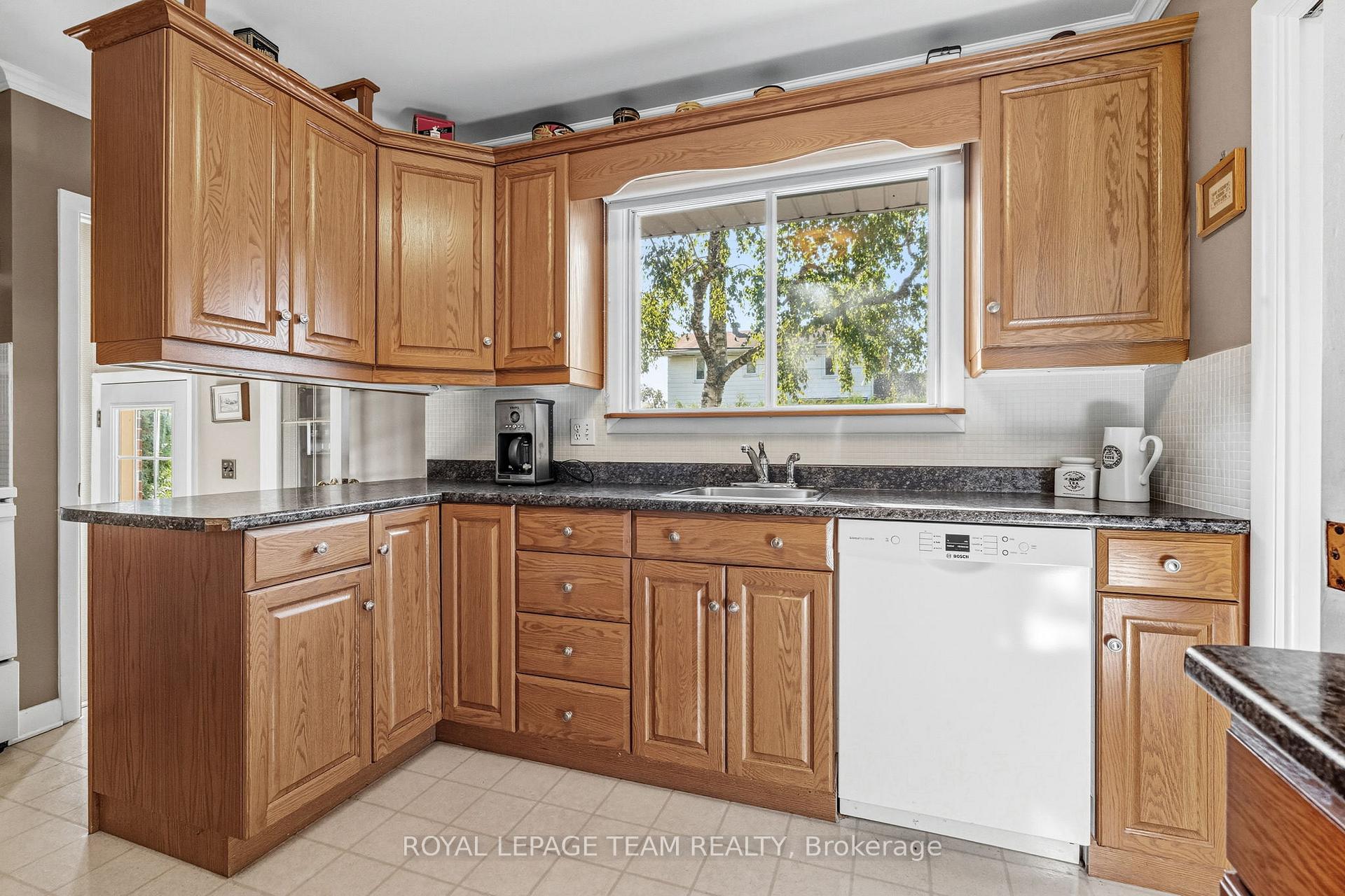 Photo 16 of 98 Starwood Road, Ottawa, Meadowlands/St. Claire Gardens — HOMEH