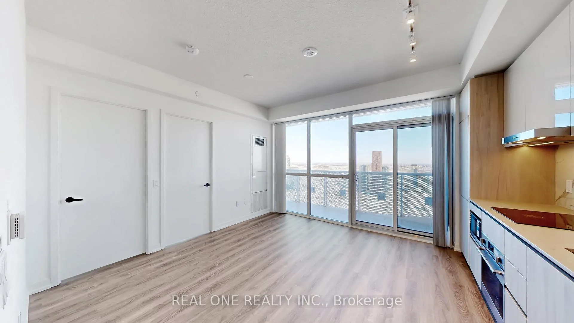 Photo 4 of Unit 5206, 8 Interchange Way, Vaughan, Vaughan Corporate Centre — HOMEH