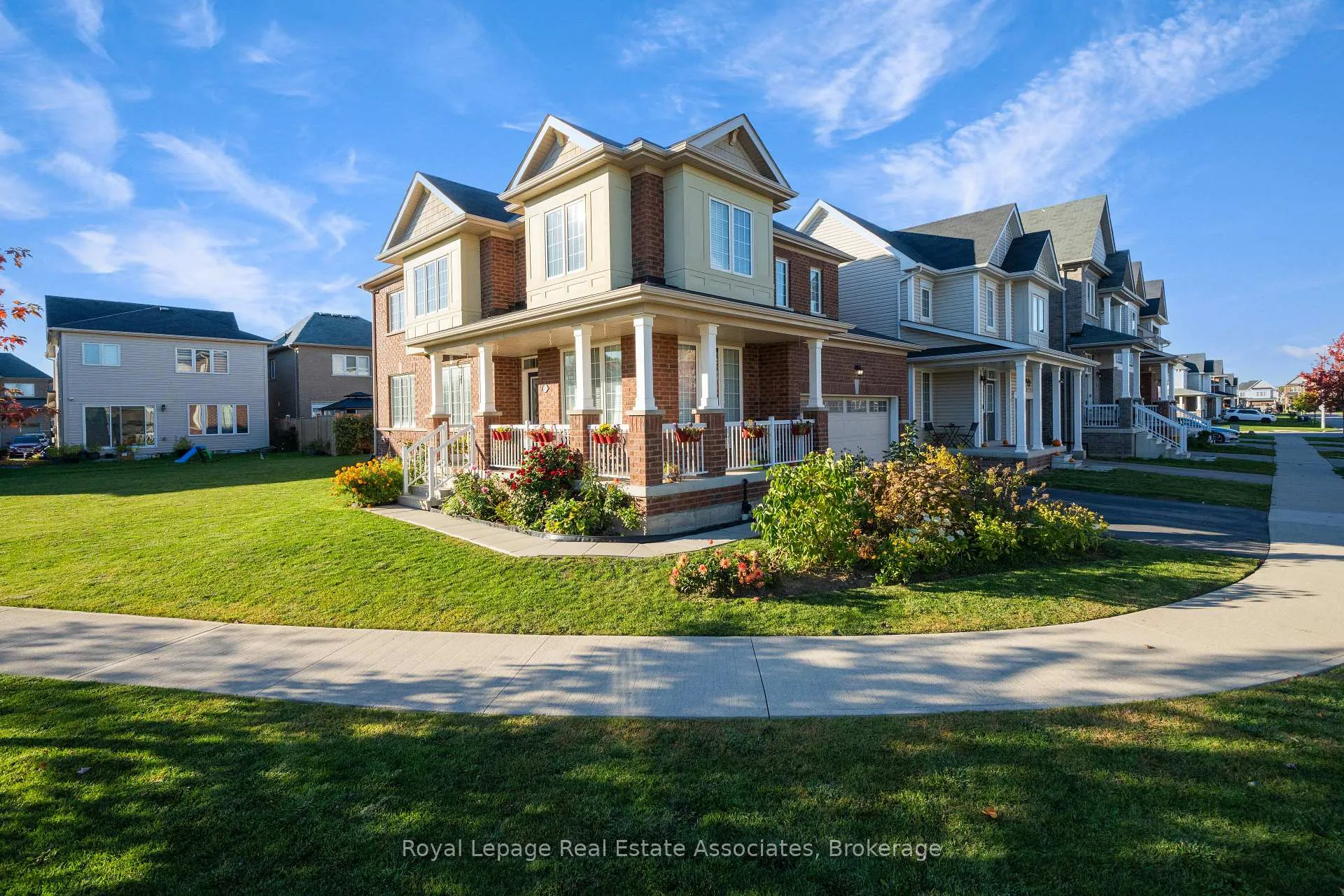 Photo 2 of 121 Esther Crescent, Thorold, Hurricane/Merrittville — HOMEH