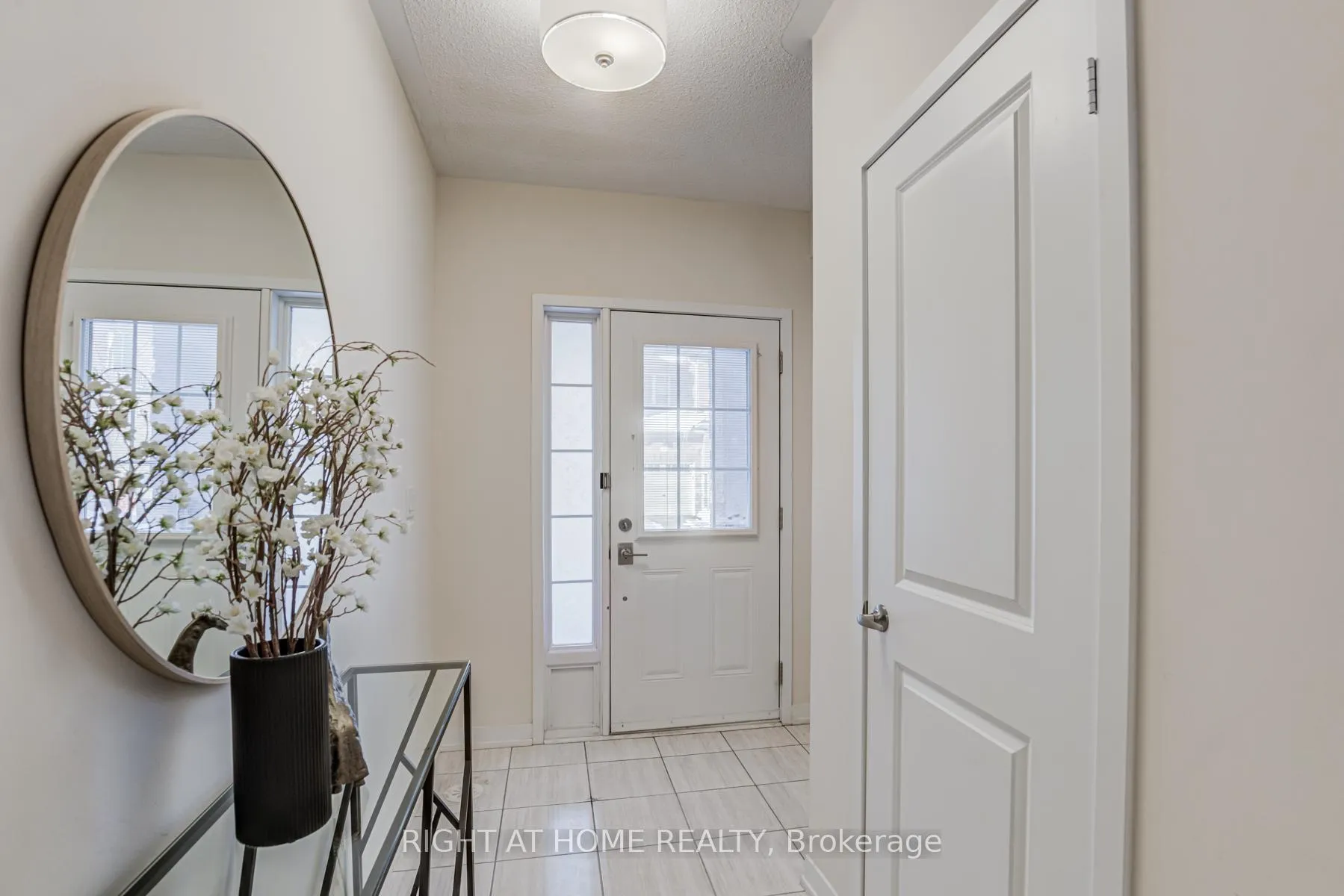 Photo 4 of 68 Lady Dolores Avenue, Vaughan, Patterson — HOMEH