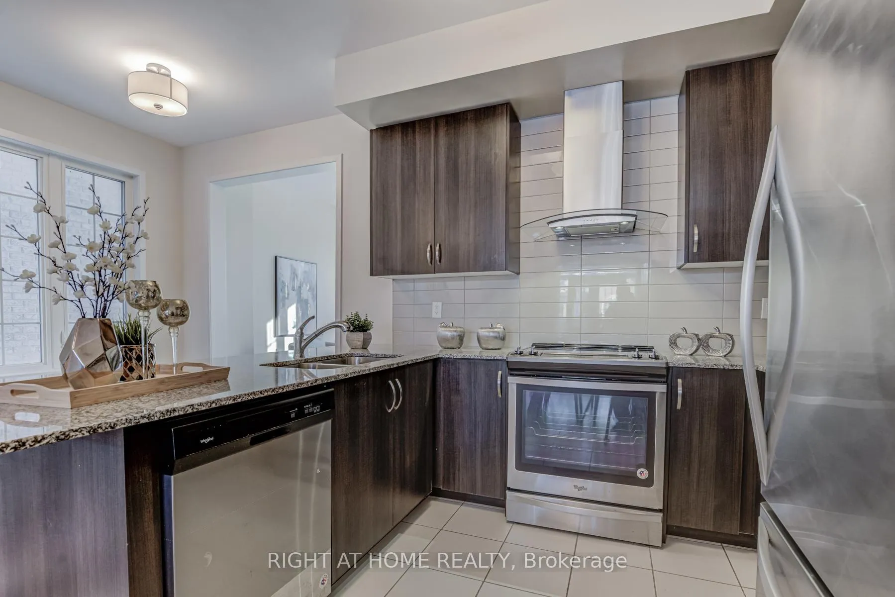Photo 19 of 68 Lady Dolores Avenue, Vaughan, Patterson — HOMEH
