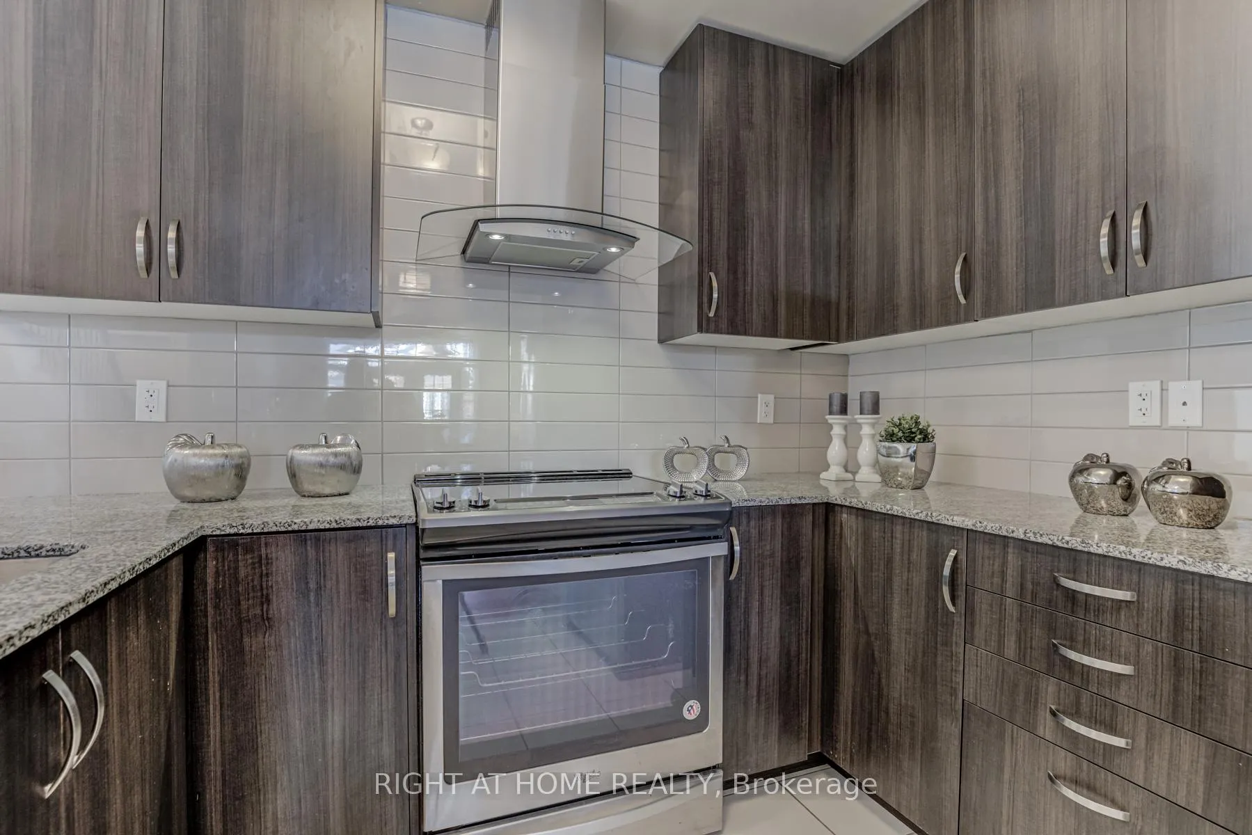 Photo 20 of 68 Lady Dolores Avenue, Vaughan, Patterson — HOMEH