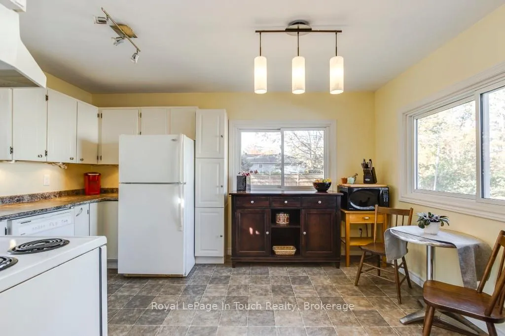 Photo 10 of 450 Assiniboia Street, Tay, Port McNicoll — HOMEH