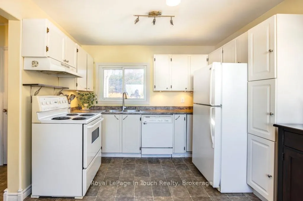 Photo 12 of 450 Assiniboia Street, Tay, Port McNicoll — HOMEH